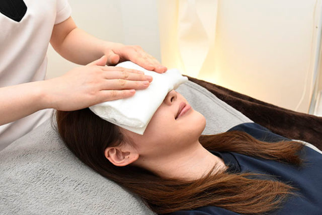 目の周りをやさしく温める